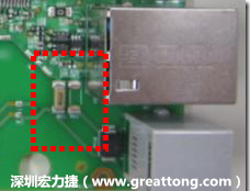 有人認(rèn)為電容旁邊已經(jīng)有螺絲將電路板固定于機(jī)殼上了，不應(yīng)該發(fā)生電路板彎曲的現(xiàn)象才對。