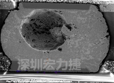 錫球氣泡大到足以影響到焊接的品質(zhì)，下圖是錫球切片后的剖面，可以很明顯看到氣泡已經(jīng)有錫球的 1/3 大了