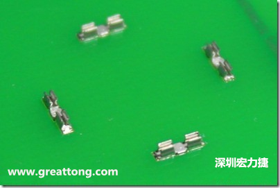 屏蔽夾(SMT shielding clip)焊接于電路板上的樣子。