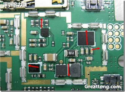 圖中顯示一塊電路板使用這種屏蔽夾(shielding clip)的實例。基本上我們在彎角的地方都設(shè)計擺放了一個屏蔽夾，這樣可以讓作業(yè)員比較方便安裝屏蔽罩(shielding can)時的對位準(zhǔn)確。然后在其他沒有屏蔽夾的地方也設(shè)計了一些接地的布線，一來可以稍微提升屏蔽罩的電磁隔絕能力，另一方面也可以為屏蔽夾無效時，馬上可以更改為屏蔽框，而無需要重新設(shè)計電路板。