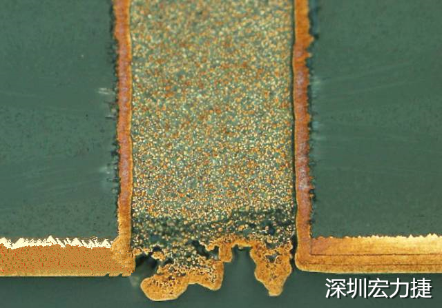 PCB設(shè)計之導(dǎo)電孔塞孔工藝 導(dǎo)電孔Via hole又名導(dǎo)通孔，為了達到客戶要求，導(dǎo)通孔必須塞孔，經(jīng)過大量的實踐，改變傳統(tǒng)的鋁片塞孔工藝，用白網(wǎng)完成板面阻焊與塞孔。生產(chǎn)穩(wěn)定，質(zhì)量可靠。