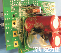 元件選擇不當(dāng)導(dǎo)致大量電流或電壓流經(jīng)電路，將會發(fā)生像這個燒融電容器的損壞情形。