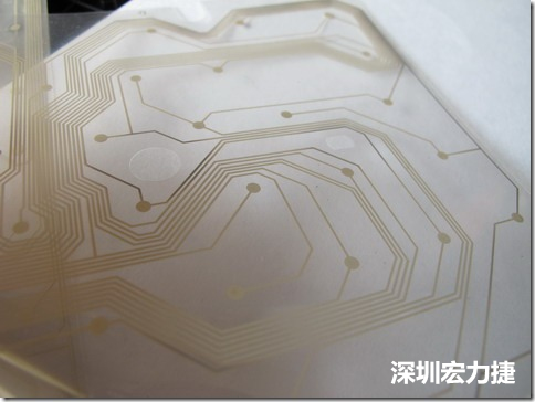 下面第二個圖則是另一片也有著按鍵線路的PTF，當(dāng)上、下兩面PTF的按鍵結(jié)點互相接觸后就可以計算出是哪個按鍵被按下了?？墒钱?dāng)按鍵沒有按下時，上下兩片PTF的線路則是分開的，所以上圖那片PTF的線路上面其實還另外覆蓋了另一層透明的PET作為絕緣層，只露出了需要在鍵盤按下時才會碰觸的接觸點，因為這些材質(zhì)使用的都是Polymer，所以才撐這樣的技術(shù)為Polydome(聚合簧片)。