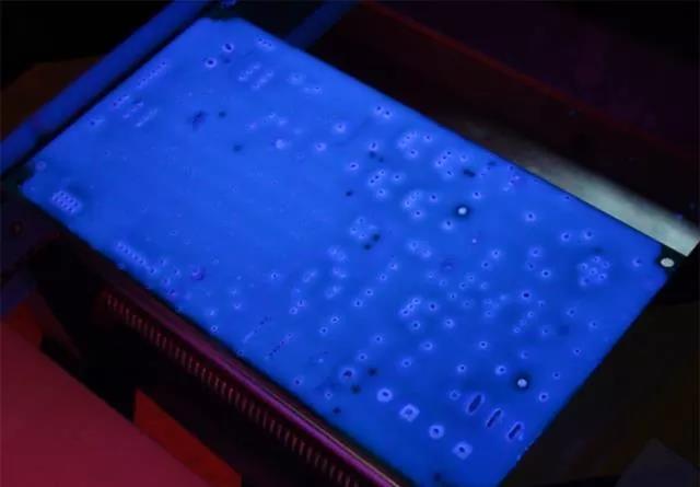 經(jīng)過涂覆工藝后的PCB，在紫光燈下的拍攝效果，原來coating也可以這么美！