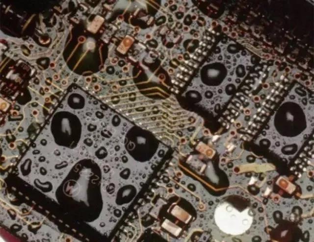 經(jīng)過涂覆工藝后的PCB，在表面形成透明的保護膜，能有效防止水珠和潮氣侵入，避免漏電和短路。